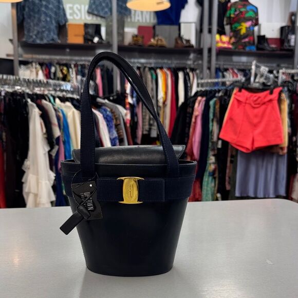 Elegant Black Bucket Bag - Picture 1 of 10